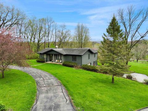 Photo of 4333 Pine Ridge Trl NE, IowaCity, IA 52240 (MLS # 202602570)