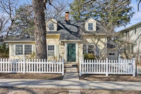 Photo of 412 Bayard St, Iowa City, IA 52246 (MLS # 202501698)