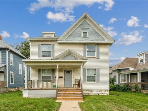 Photo of 1638 B Ave NE, Cedar Rapids, IA 52402 (MLS # 202505222)