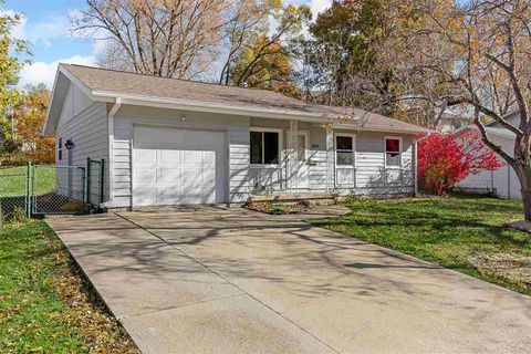 Photo of 1006 Wylde Green Rd, IowaCity, IA 52246 (MLS # 202507033)