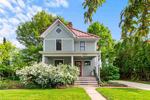 Photo of 1307 Rochester Ave, Iowa City, IA 52245 (MLS # 202503189)