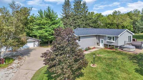 Photo of 2713 61st St Ln, Vinton, IA 52349 (MLS # 202601914)