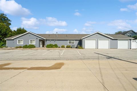 Photo of 715 SE 10th Ave, IA 52403 (MLS # 202506095)
