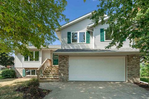 Photo of 701 Chestnut Ct, Iowa City, IA 52240 (MLS # 202505865)