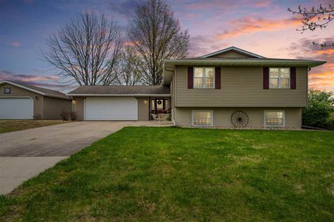 Photo of 3167 NE Ravenwood Drive, Solon, IA 52333 (MLS # 202502820)