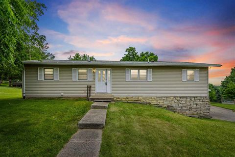 Photo of 312 Lake View Dr NE, Solon, IA 52333 (MLS # 202503860)