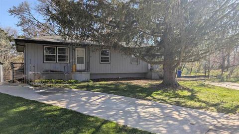 Photo of 425/427 Heritage Pl, NorthLiberty, IA 52317 (MLS # 202507450)