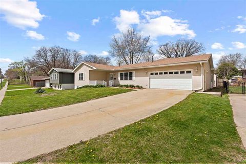 Photo of 2916 E Court St, Iowa City, IA 52245 (MLS # 202502523)
