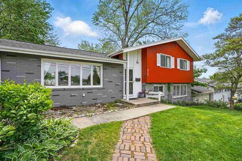 Photo of 815 Southlawn Dr, Iowa City, IA 52245 (MLS # 202504362)