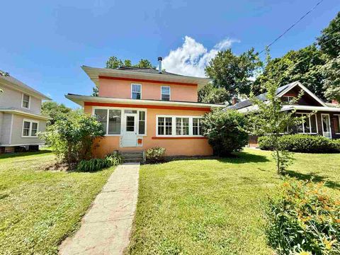 Photo of 423 S 7th Ave, Iowa City, IA 52245 (MLS # 202504543)