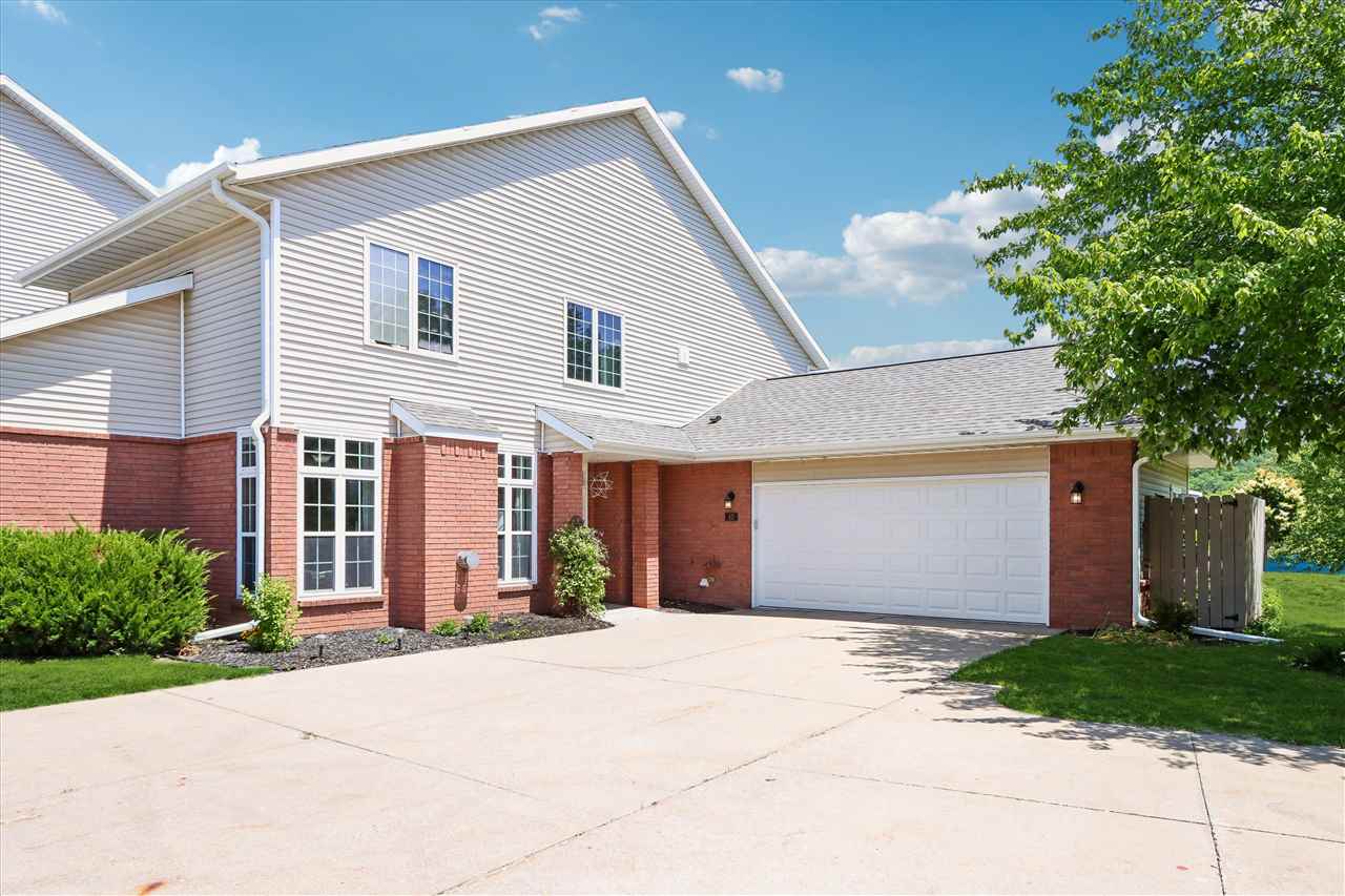 Photo 1 of 37 — 42 Pentire Cir, IowaCity, IA 52245