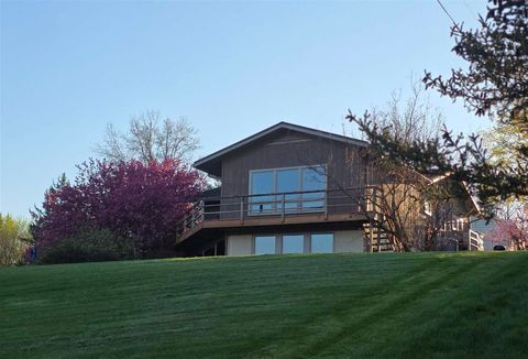 Photo of 21 FAIRVIEW KNOLL NE, IowaCity, IA 52240 (MLS # 202604407)