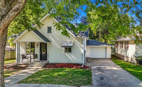 Photo of 1015 8th Ave, IA 52356 (MLS # 202506197)