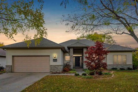 Photo of 2713 Oakmont Ct, Coralville, IA 52241 (MLS # 202506734)