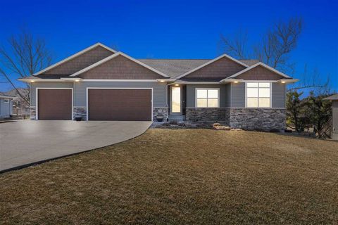 Photo of 4215 Beverly Rd SW, Cedar Rapids, IA 52404 (MLS # 202501773)