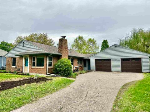 Photo of 2105 Muscatine Ave, Iowa City, IA 52240 (MLS # 202502891)