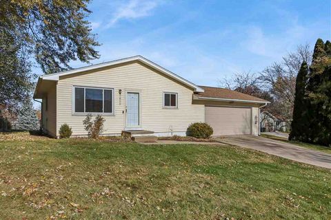 Photo of 1820 Hollywood Blvd, IowaCity, IA 52240 (MLS # 202507021)