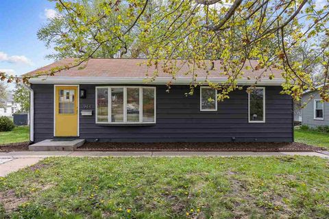 Photo of 944 Miller Ave, IowaCity, IA 52246 (MLS # 202600836)