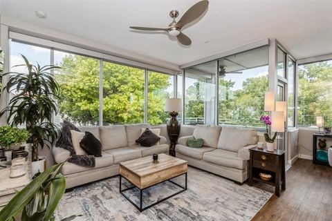 Photo of 275 N Linn St, Iowa City, IA 52245 (MLS # 202504663)