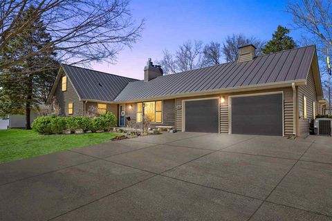 Photo of 302 Highland Dr, Iowa City, IA 52246 (MLS # 202503027)