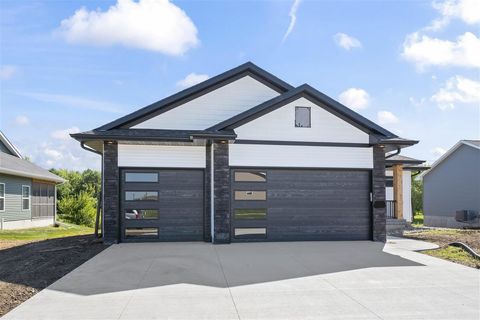 Photo of 1550 Parker Ct, NorthLiberty, IA 52317 (MLS # 202602648)