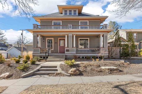 Photo of 619 N Linn St, IowaCity, IA 52245 (MLS # 202601234)