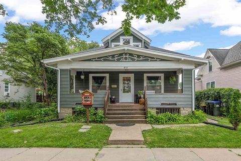Photo of 815 E Bloomington St, IowaCity, IA 52245 (MLS # 202604497)