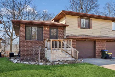 Photo of 821 Dover St, IowaCity, IA 52245 (MLS # 202601161)