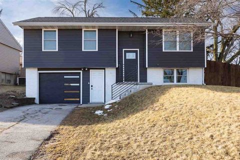 Photo of 3315 29th Ave SW, Cedar Rapids, IA 52404 (MLS # 202502405)