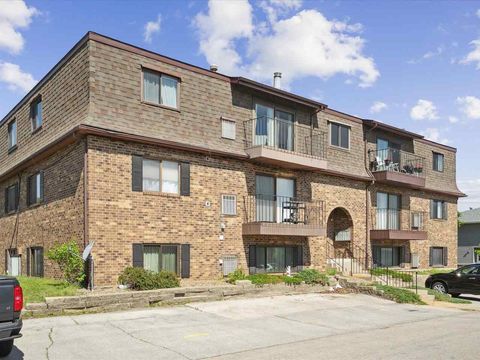 Photo of 1005 Bridgit Ct SE 5 #5, Cedar Rapids, IA 52403 (MLS # 202503607)