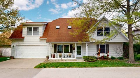 Photo of 835 Longfellow Ct, Iowa City, IA 52240 (MLS # 202503036)