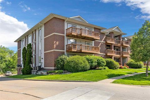 Photo of 534 West Side Dr, IowaCity, IA 52246 (MLS # 202603499)