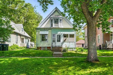 Photo of 314 E Davenport St, Iowa City, IA 52245 (MLS # 202503523)