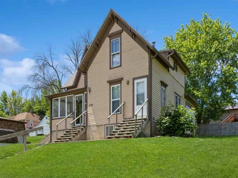 Photo of 426 N 1st St, IA 52358 (MLS # 202506167)