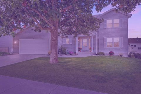 Photo of 510 Edinburgh Ave, Marion, IA 52302 (MLS # 202506403)