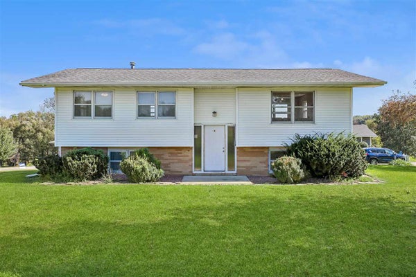 1733 LAKE FRONT DR NE, SOLON, IA 52333 - Image da9b3dddf9f5d5f1d03403887d278aeb/3873777154