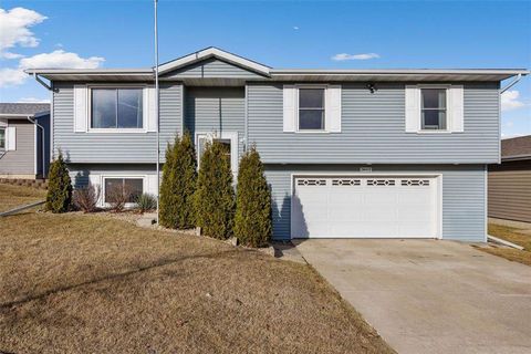 Photo of 3612 King Dr SW, Cedar Rapids, IA 52404 (MLS # 202501694)
