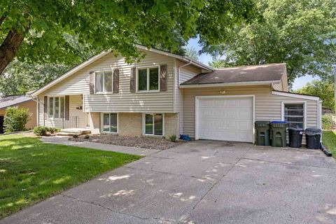 Photo of 907 Talwrn Ct, Iowa City, IA 52246 (MLS # 202505070)
