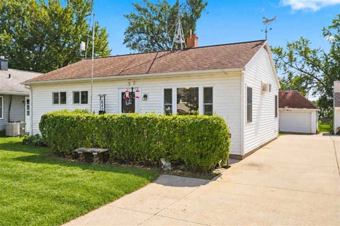 Photo of 645 40th Street NE, CedarRapids, IA 52402 (MLS # 202605563)