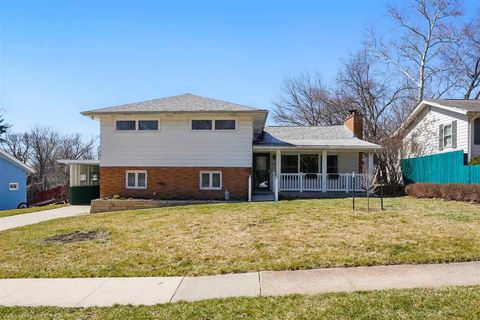 Photo of 421 Crestview Ave, Iowa City, IA 52245 (MLS # 202501862)