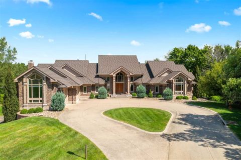 Photo of 2310 NE Lakeridge Pl, North Liberty, IA 52317 (MLS # 202505562)