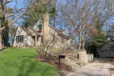 Photo of 420 Lexington Ave, IowaCity, IA 52246 (MLS # 202601433)