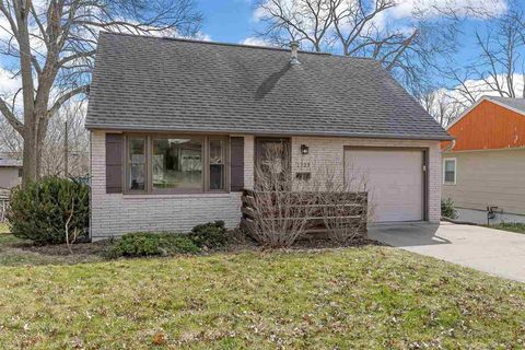 Photo of 2723 E Court St, IowaCity, IA 52245 (MLS # 202601964)