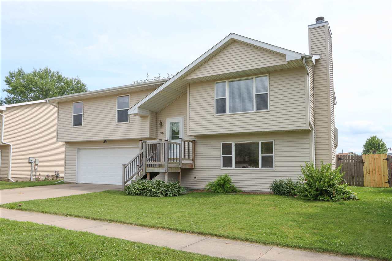 Photo 1 of 33 — 1917 Lakeside Dr, IowaCity, IA 52240