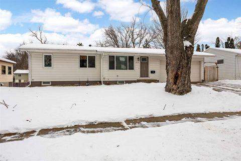 Photo of 1212 Tracy Lane, IowaCity, IA 52240 (MLS # 202507463)