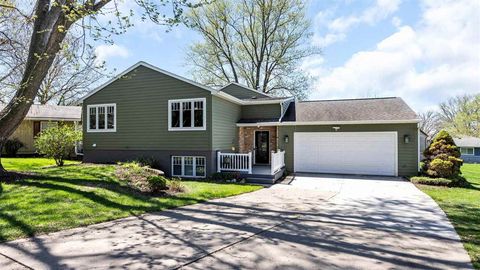 Photo of 29 Dunuggan Ct, IowaCity, IA 52240 (MLS # 202602592)