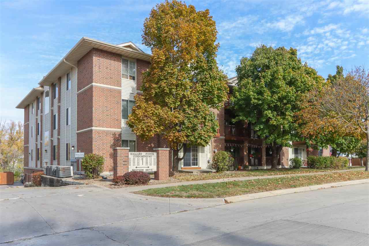 Photo 1 of 32 — 408 West Side Dr, IowaCity, IA 52246