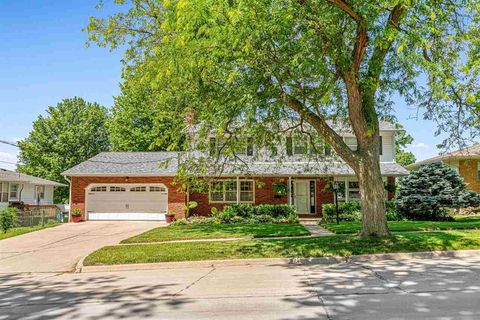 Photo of 927 Southlawn Dr, Iowa City, IA 52246 (MLS # 202504221)