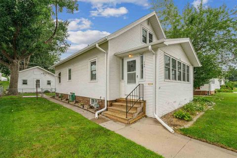 Photo of 189 21st Ave SW, Cedar Rapids, IA 52404 (MLS # 202504740)