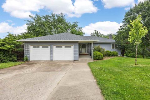 Photo of 1810 Winston Dr, Iowa City, IA 52245 (MLS # 202504207)